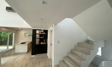 CASA EN VENTA PINAMAR, En el bosque, 5 ambientes, Diseño exclusivo - Parrilla y Jacuzzi
