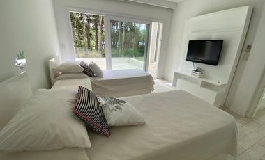 CASA EN VENTA PINAMAR, En el bosque, 5 ambientes, Diseño exclusivo - Parrilla y Jacuzzi