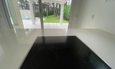 CASA EN VENTA PINAMAR, En el bosque, 5 ambientes, Diseño exclusivo - Parrilla y Jacuzzi