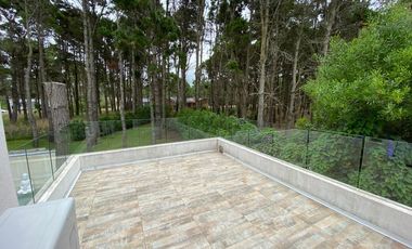 CASA EN VENTA PINAMAR, En el bosque, 5 ambientes, Diseño exclusivo - Parrilla y Jacuzzi
