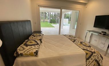 CASA EN VENTA PINAMAR, En el bosque, 5 ambientes, Diseño exclusivo - Parrilla y Jacuzzi