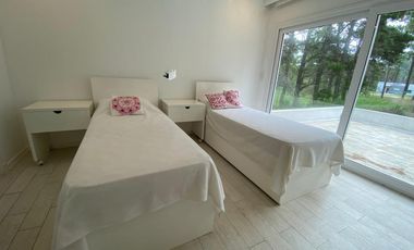 CASA EN VENTA PINAMAR, En el bosque, 5 ambientes, Diseño exclusivo - Parrilla y Jacuzzi