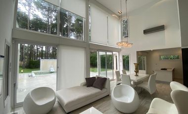 CASA EN VENTA PINAMAR, En el bosque, 5 ambientes, Diseño exclusivo - Parrilla y Jacuzzi