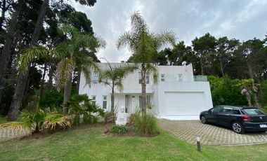 CASA EN VENTA PINAMAR, En el bosque, 5 ambientes, Diseño exclusivo - Parrilla y Jacuzzi