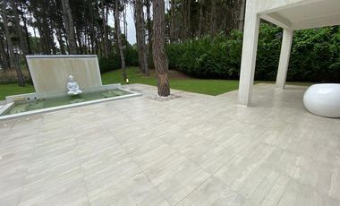 CASA EN VENTA PINAMAR, En el bosque, 5 ambientes, Diseño exclusivo - Parrilla y Jacuzzi