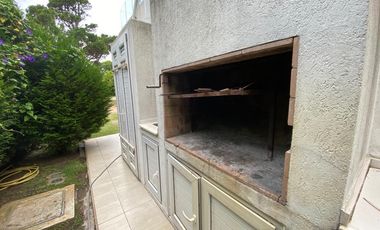 CASA EN VENTA PINAMAR, En el bosque, 5 ambientes, Diseño exclusivo - Parrilla y Jacuzzi