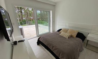 CASA EN VENTA PINAMAR, En el bosque, 5 ambientes, Diseño exclusivo - Parrilla y Jacuzzi