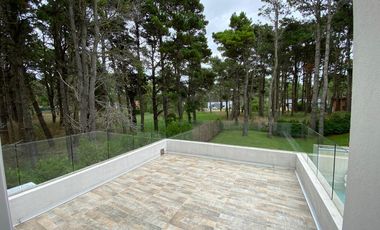 CASA EN VENTA PINAMAR, En el bosque, 5 ambientes, Diseño exclusivo - Parrilla y Jacuzzi
