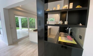 CASA EN VENTA PINAMAR, En el bosque, 5 ambientes, Diseño exclusivo - Parrilla y Jacuzzi