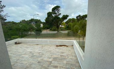 CASA EN VENTA PINAMAR, En el bosque, 5 ambientes, Diseño exclusivo - Parrilla y Jacuzzi