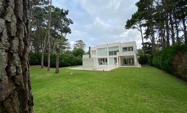 CASA EN VENTA PINAMAR, En el bosque, 5 ambientes, Diseño exclusivo - Parrilla y Jacuzzi