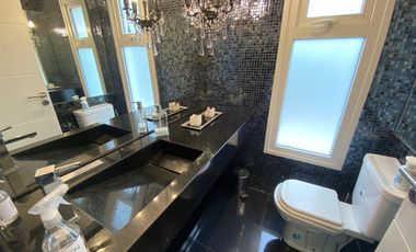 CASA EN VENTA PINAMAR, En el bosque, 5 ambientes, Diseño exclusivo - Parrilla y Jacuzzi