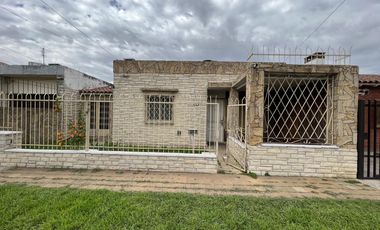 Casa en venta con terreno amplio - Moron
