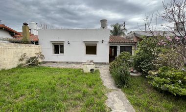 Casa en venta con terreno amplio - Moron