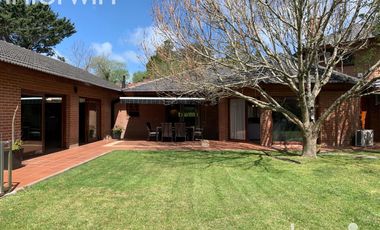 Casa - 6 ambientes con Cochera - Villa Gesell - VENTA