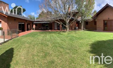 Casa - 6 ambientes con Cochera - Villa Gesell - VENTA