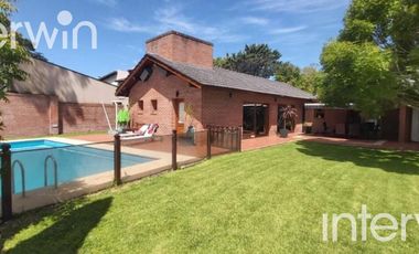 Casa - 6 ambientes con Cochera - Villa Gesell - VENTA