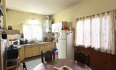 Casa en Venta de 2 dorm., galería, patio, lavadero y galpón. Centro Zárate