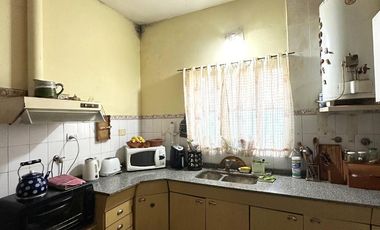 Casa en Venta de 2 dorm., galería, patio, lavadero y galpón. Centro Zárate
