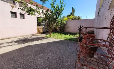 Casa 3 ambientes con garage y patio - Morón