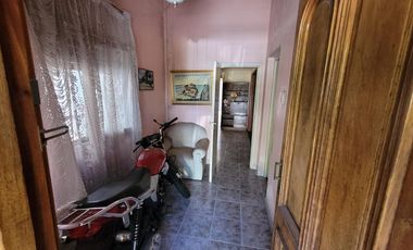 Casa 3 ambientes con garage y patio - Morón