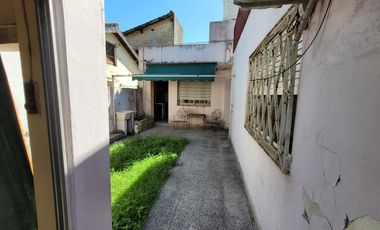 Casa 3 ambientes con garage y patio - Morón