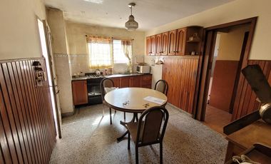 Casa 3 ambientes con garage y patio - Morón