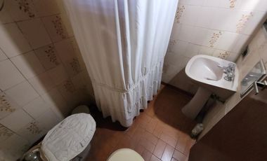 Casa 3 ambientes con garage y patio - Morón