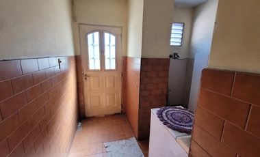 Casa 3 ambientes con garage y patio - Morón