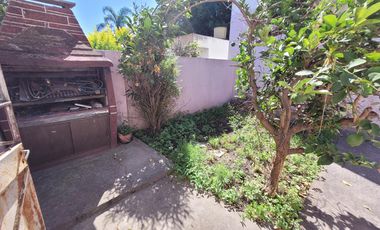 Casa 3 ambientes con garage y patio - Morón