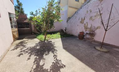 Casa 3 ambientes con garage y patio - Morón