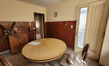 Casa 3 ambientes con garage y patio - Morón