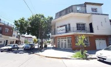 AMPLIA LOCAL EN ESQUINA CON DEPOSITO