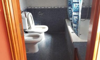 Venta de terreno multifamiliar  con dos casas 1 un departamento a 1cuadra y media del mar