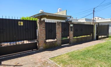 CASA 4 AMBIENTES SOBRE CALLE WILDE A 3 CUADRAS DE CAMINO DE CINTURA