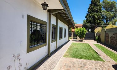 CASA 4 AMBIENTES SOBRE CALLE WILDE A 3 CUADRAS DE CAMINO DE CINTURA