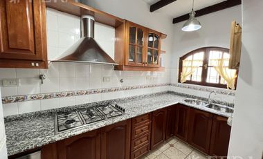 Venta casa 4 ambientes con quincho y cochera en Don Bosco