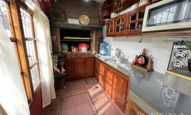 Venta casa 4 ambientes con quincho y cochera en Don Bosco
