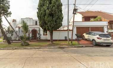 Venta casa 4 ambientes con quincho y cochera en Don Bosco