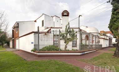 Venta casa 4 ambientes con quincho y cochera en Don Bosco