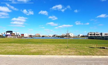 Lote en venta de 771 metros fondo a la laguna con posesion inmediata  en Villalobos - Pueblos del Plata