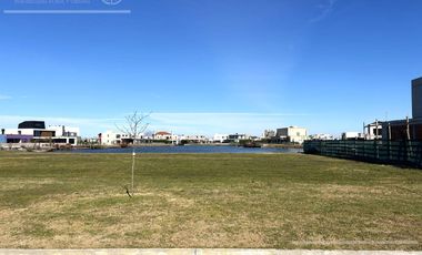 Lote en venta de 771 metros fondo a la laguna con posesion inmediata  en Villalobos - Pueblos del Plata