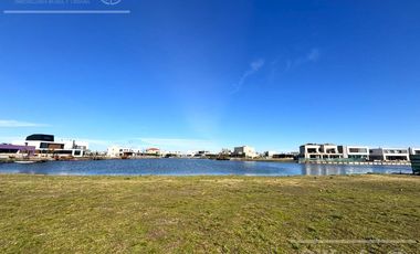 Lote en venta de 771 metros fondo a la laguna con posesion inmediata  en Villalobos - Pueblos del Plata