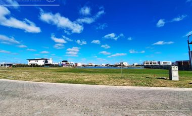 Lote en venta de 771 metros fondo a la laguna con posesion inmediata  en Villalobos - Pueblos del Plata
