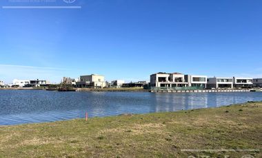 Lote en venta de 771 metros fondo a la laguna con posesion inmediata  en Villalobos - Pueblos del Plata