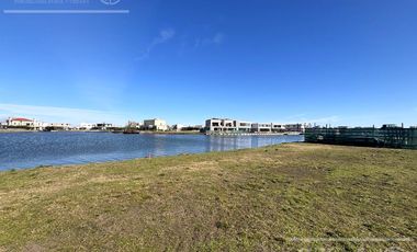 Lote en venta de 771 metros fondo a la laguna con posesion inmediata  en Villalobos - Pueblos del Plata