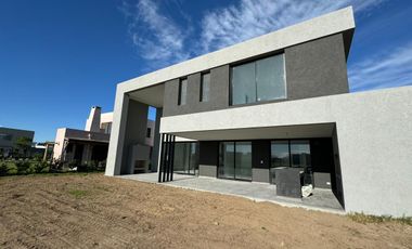 San Matías | Venta | Importante casa a laguna a estrenar en área 5