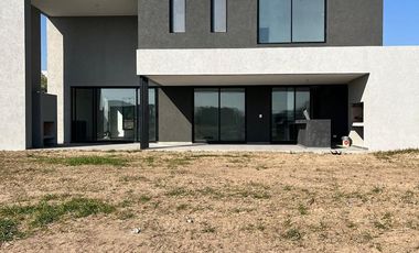San Matías | Venta | Importante casa a laguna a estrenar en área 5