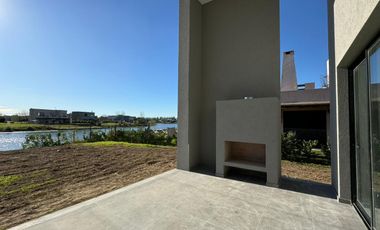 San Matías | Venta | Importante casa a laguna a estrenar en área 5