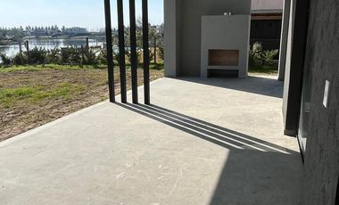 San Matías | Venta | Importante casa a laguna a estrenar en área 5